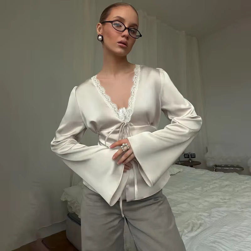 Naomi saténový top s výstřihem do V