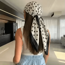 Sophie hedvábný šátek s puntíky