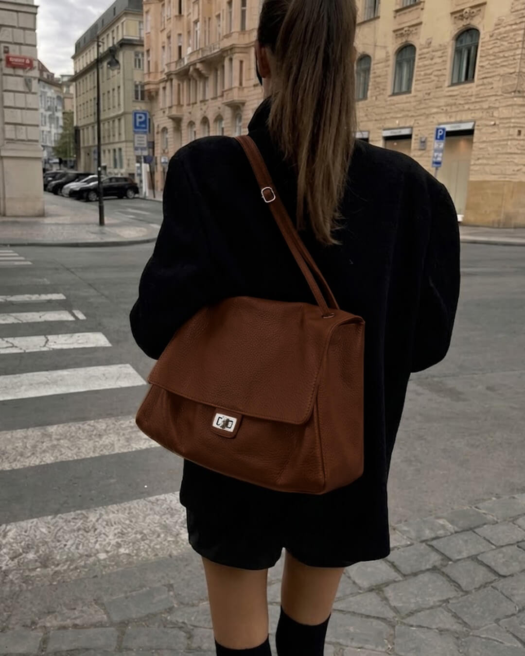Maxi kožená kabelka přes rameno Carla s klopou