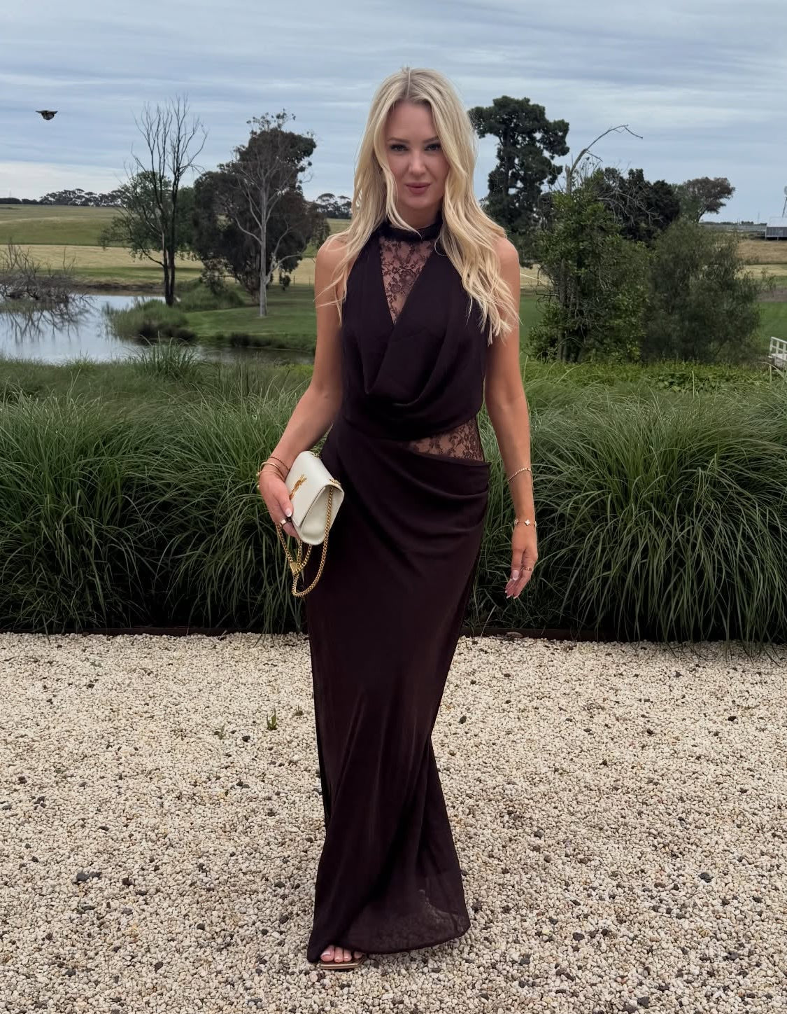 Maxi šaty Beatrice s halter výstřihem a krajkovým patchworkem