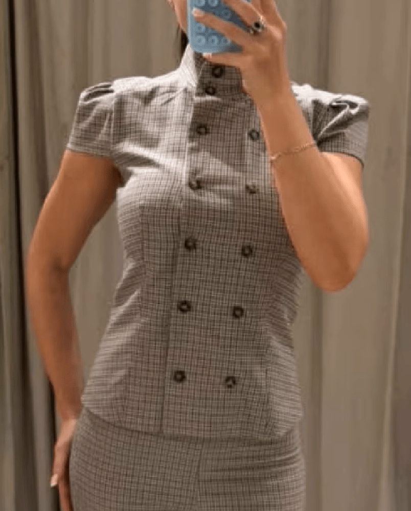 Přiléhavá kostkovaná halenka Claudia s vysokým límcem