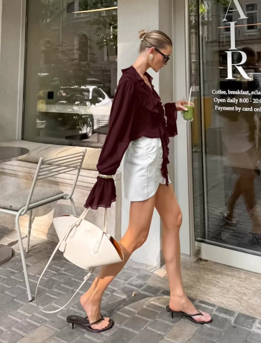 Halenka Linda s volány a vázáním u krku