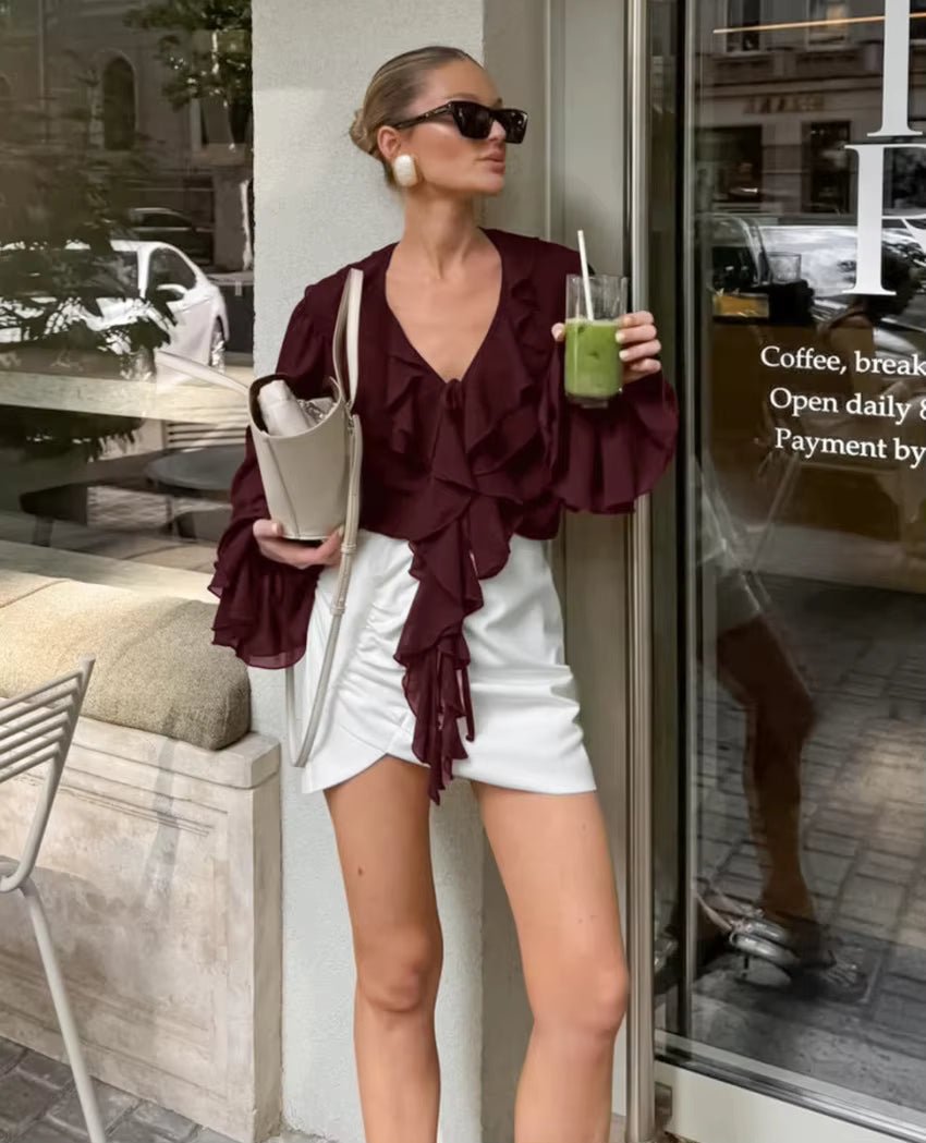 Halenka Linda s volány a vázáním u krku