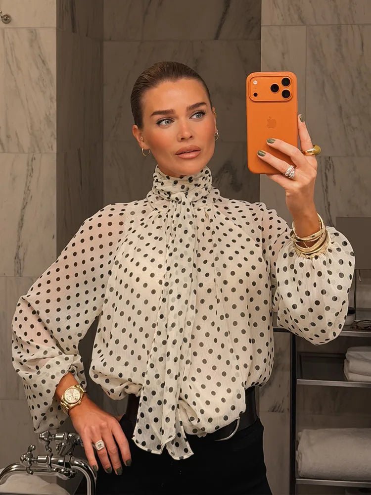 Sofia Halenka s vysokým límcem a puntíky