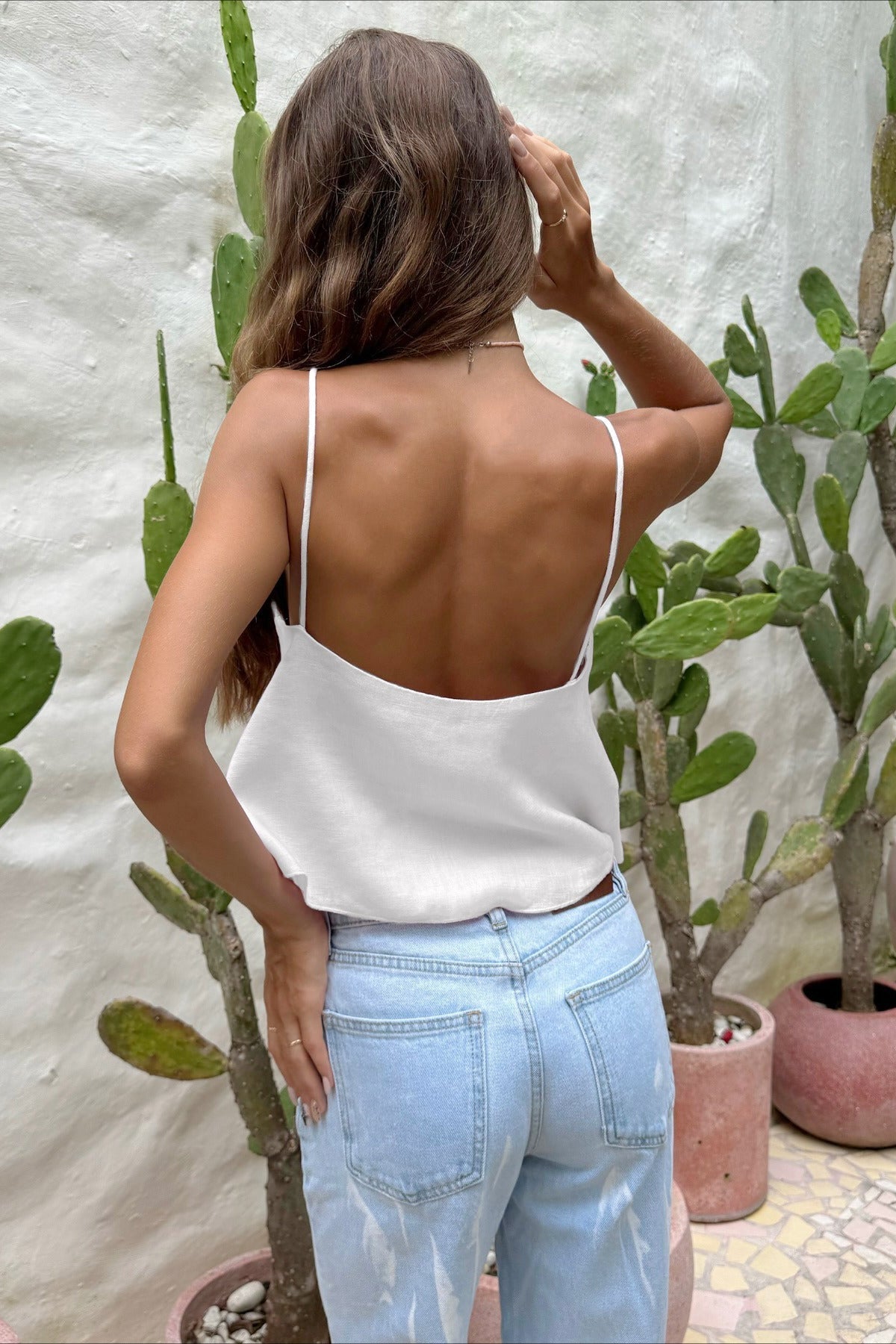 Loose crop top s průstřihy na ramínka