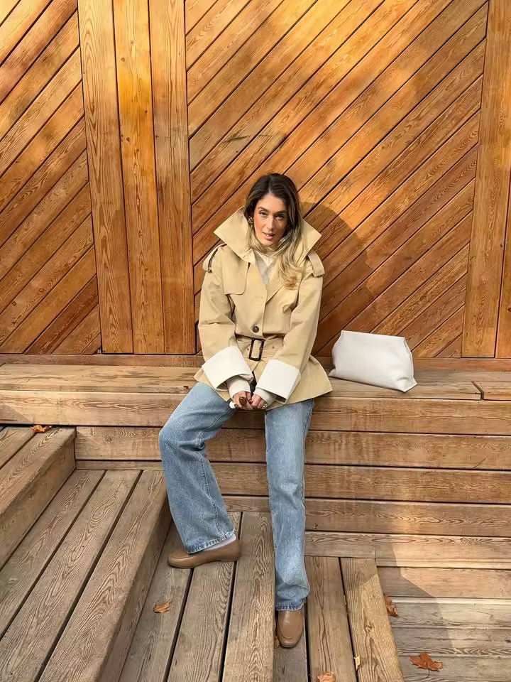 Alicia trenčkot s kontrastními manžetami a páskem