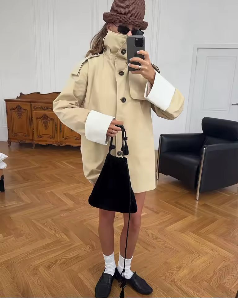 Alicia trenčkot s kontrastními manžetami a páskem