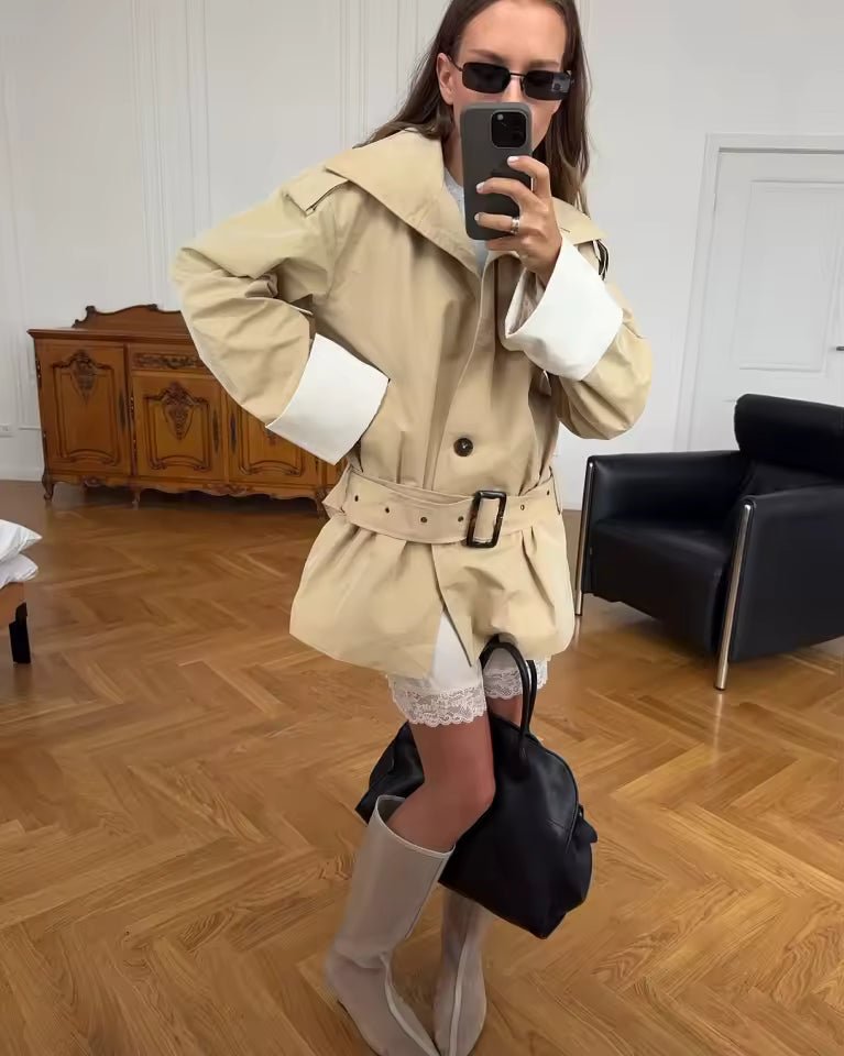 Alicia trenčkot s kontrastními manžetami a páskem