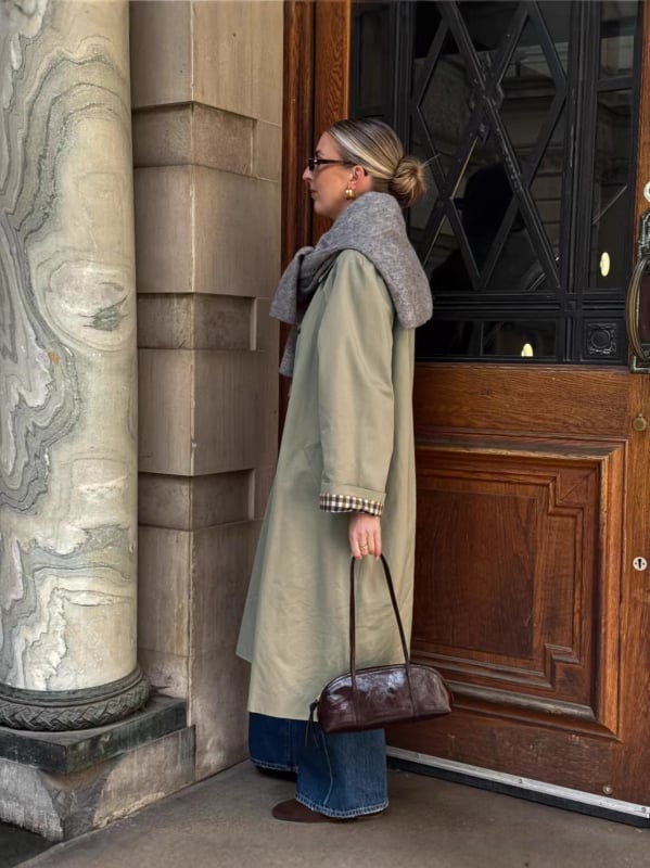 Trenčkot Annie střední délky s kostkovanými detaily