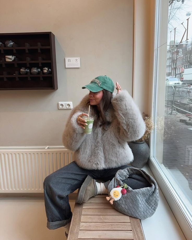 Dana bunda s kapucí z umělé kožešiny