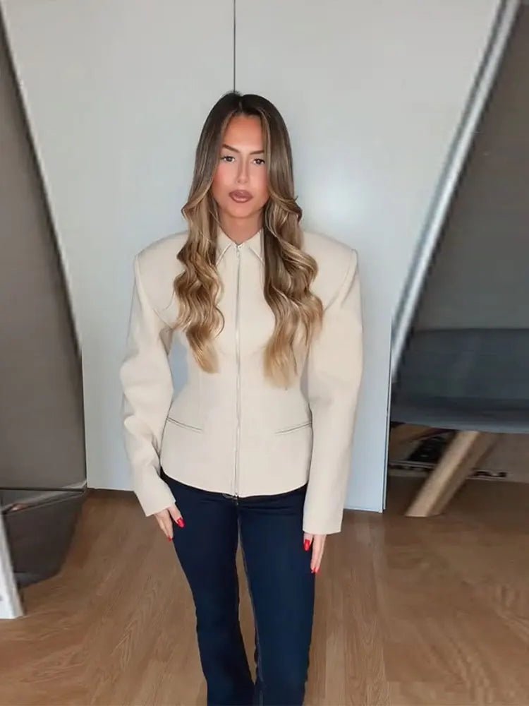 Hazeline bunda se zipem a staženým pasem