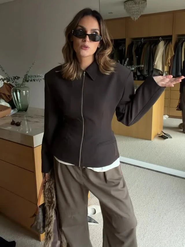 Hazeline bunda se zipem a staženým pasem