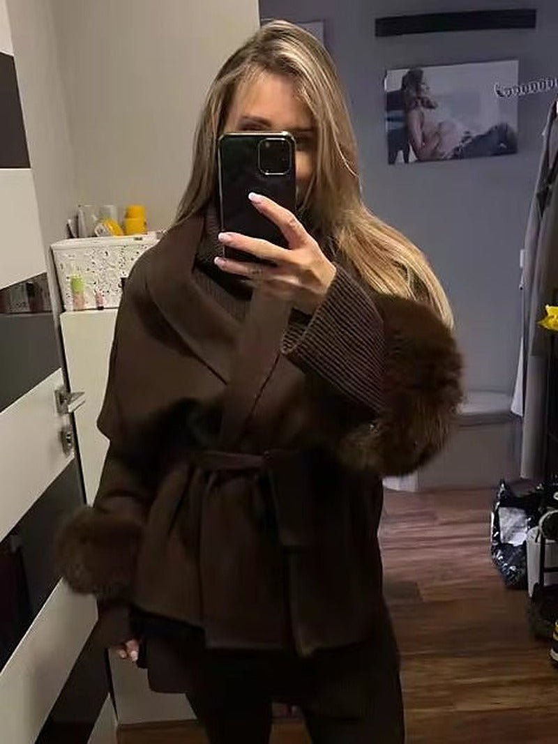 Vlněný zavinovací kabát s manžetami z umělé liščí kožešiny