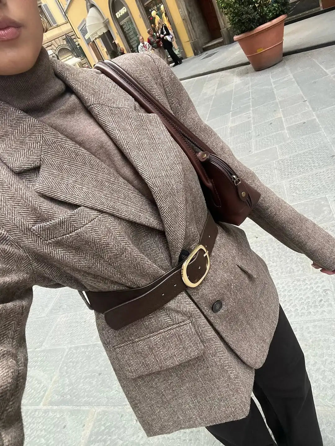 Yalina blazer s rybím kostem a páskem