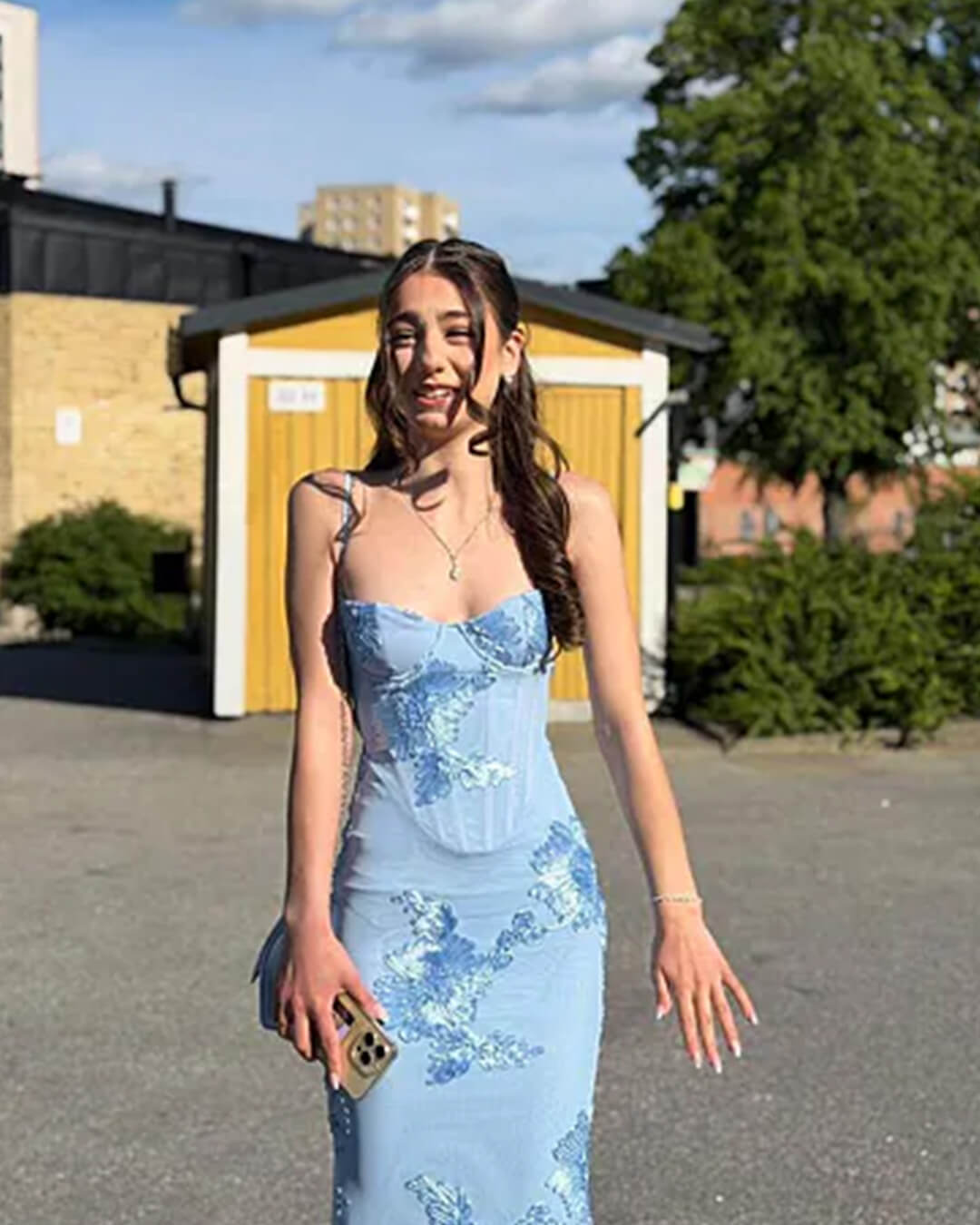 Společenské šaty Beatrice s aplikacemi a zavazováním na zádech