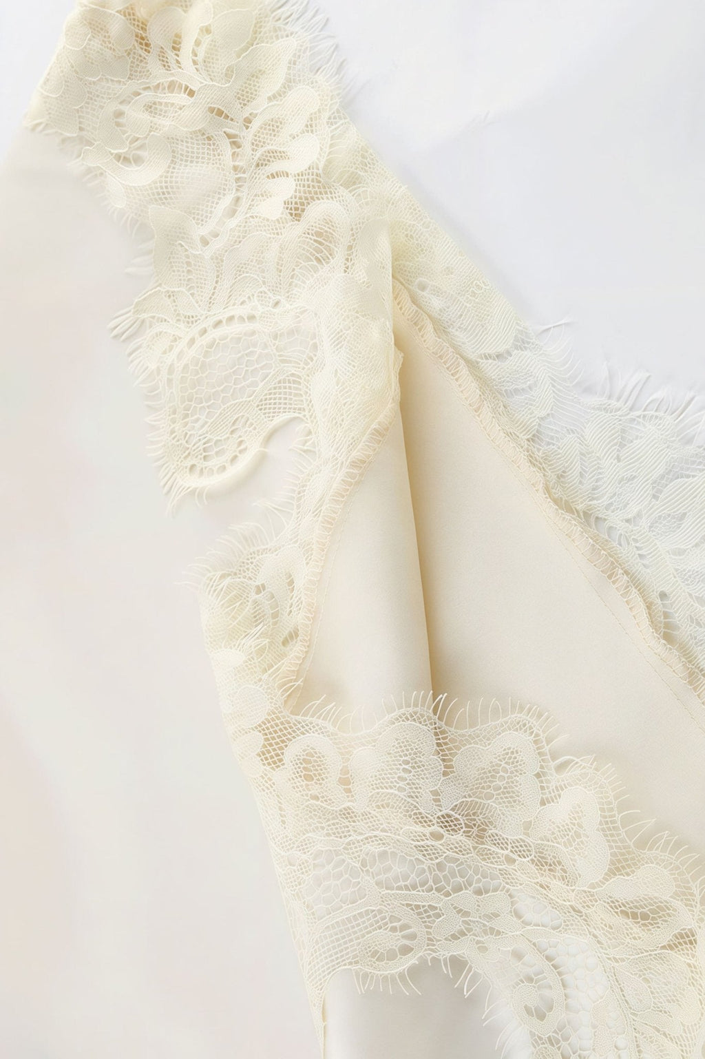 Krajkové mini šaty Lena s halter výstřihem