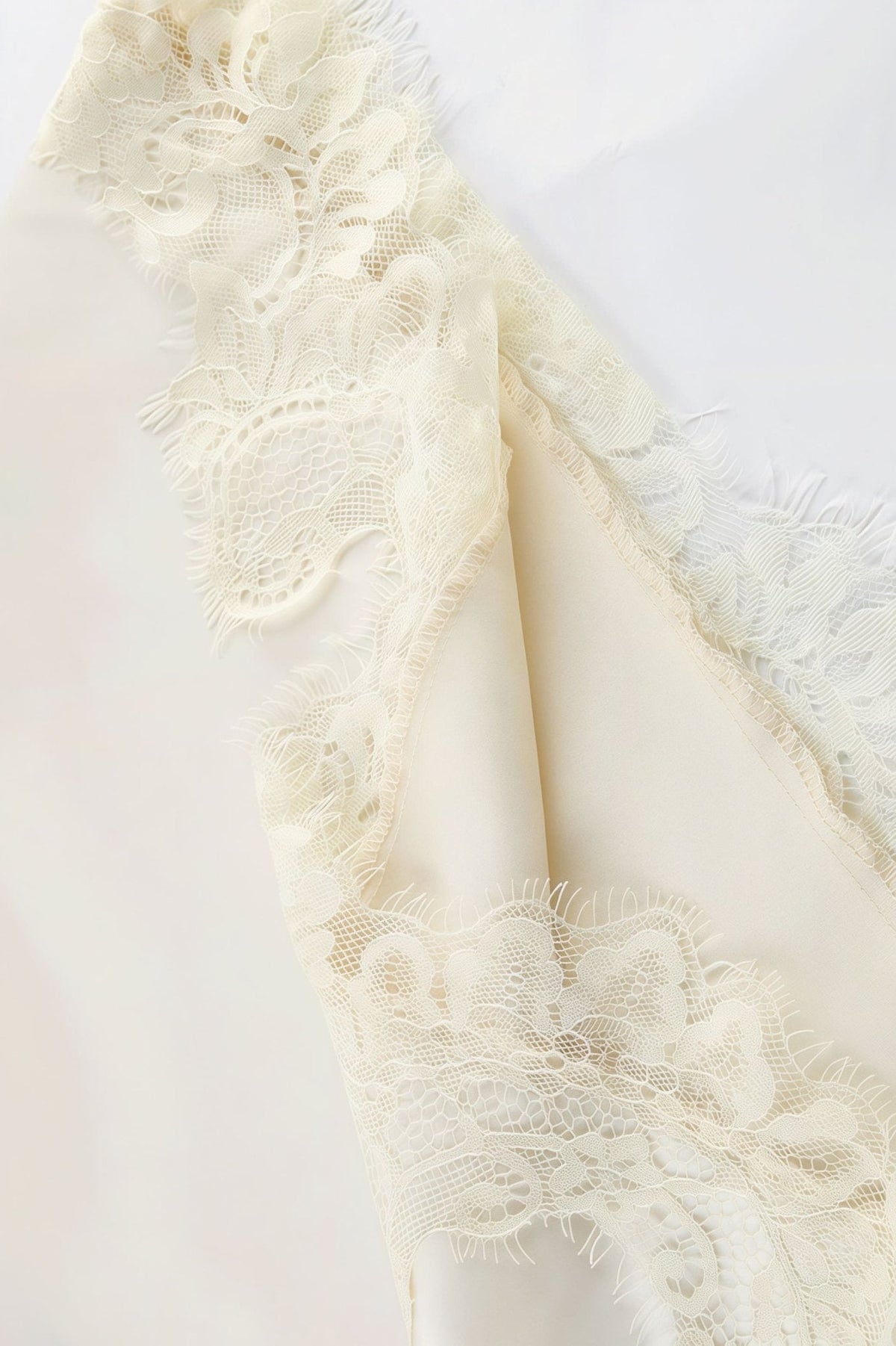 Krajkové mini šaty Lena s halter výstřihem