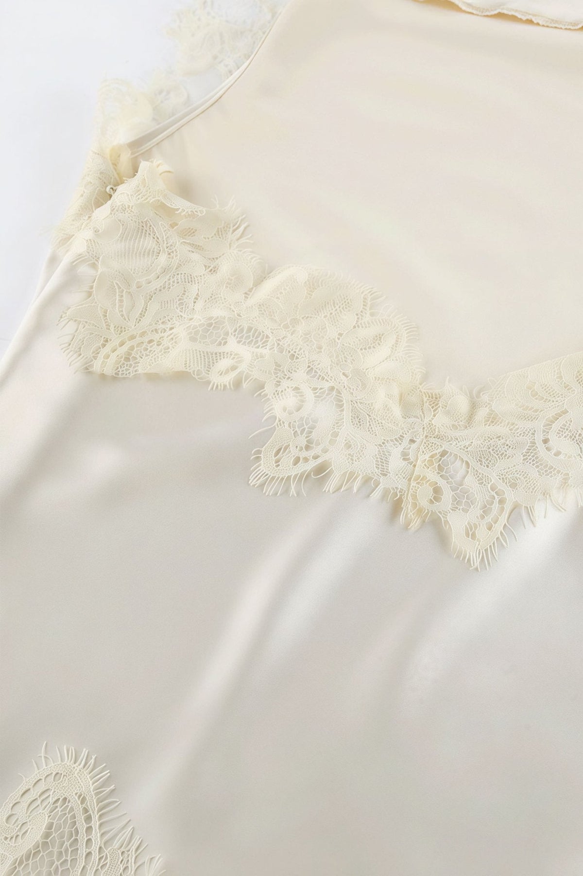 Krajkové mini šaty Lena s halter výstřihem