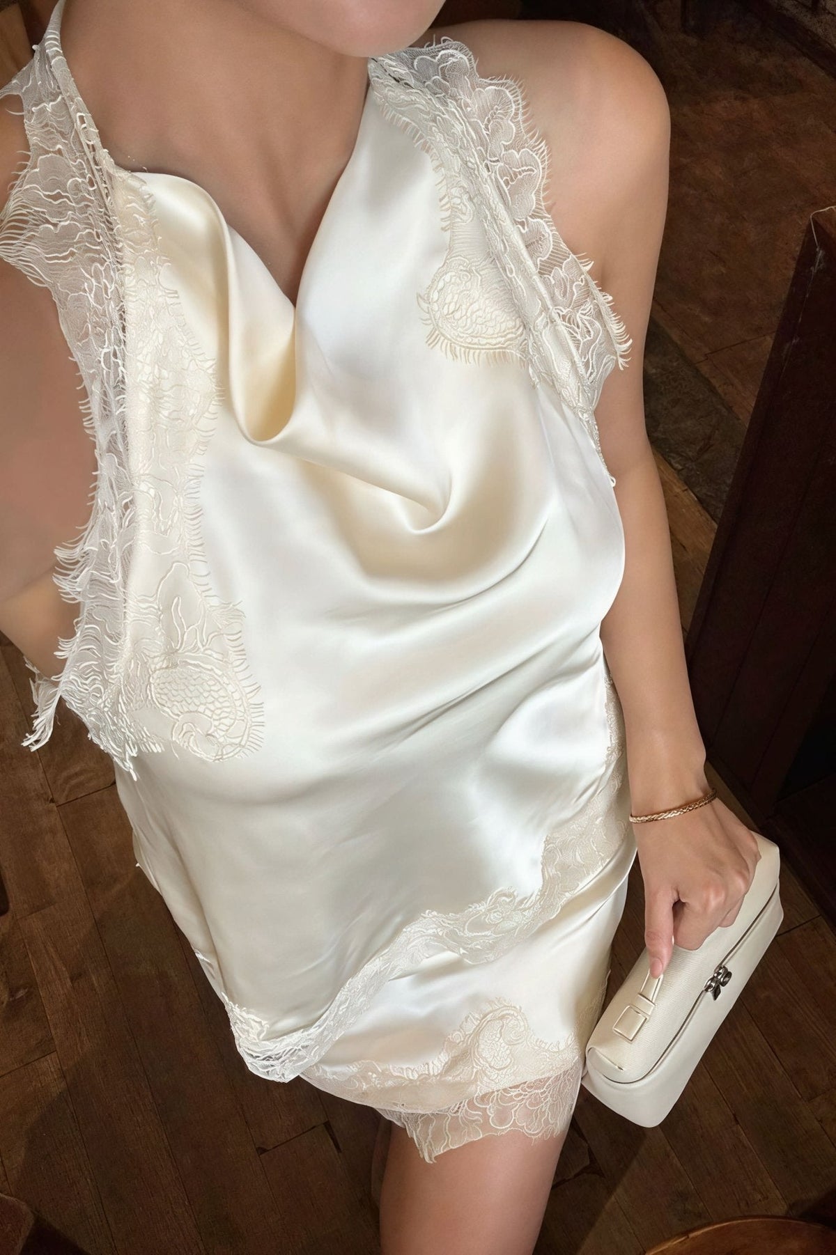 Krajkové mini šaty Lena s halter výstřihem