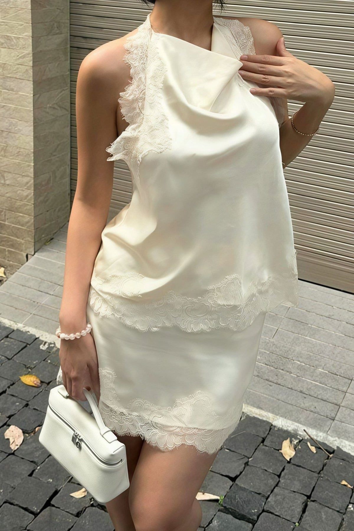 Krajkové mini šaty Lena s halter výstřihem