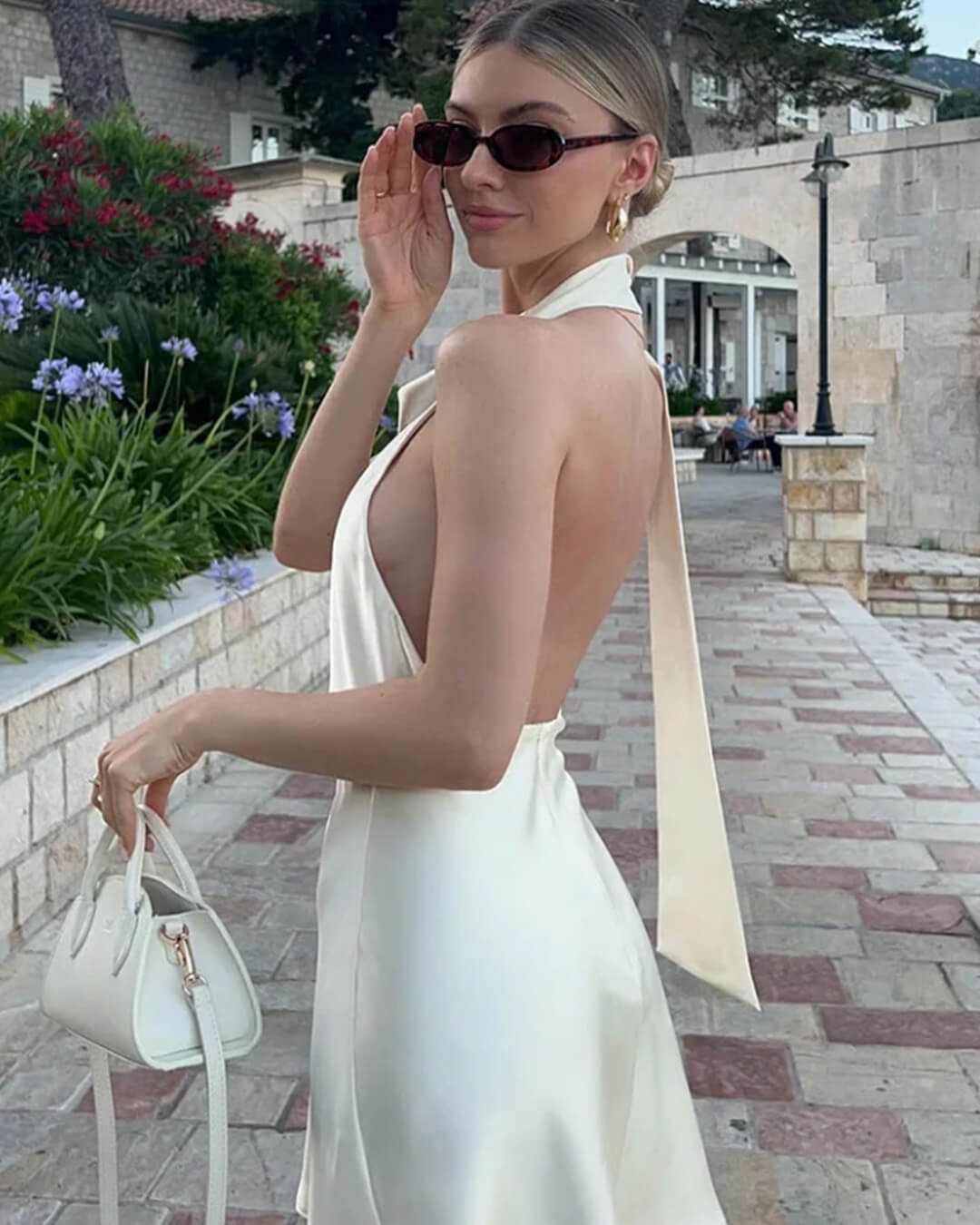Bianca saténové minišaty s odhalenými zády