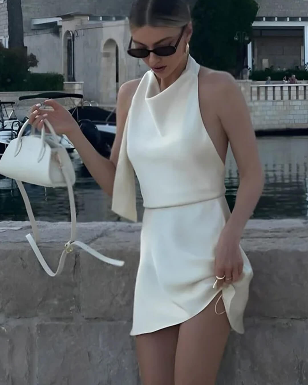 Bianca saténové minišaty s odhalenými zády