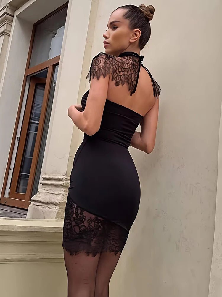 Přiléhavé krajkové mini šaty Clara s odhalenými zády