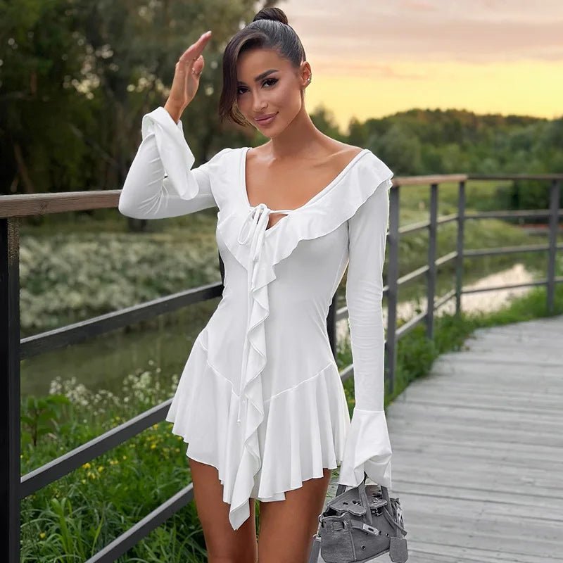 Nicole minišaty s volánky a výstřihem do V