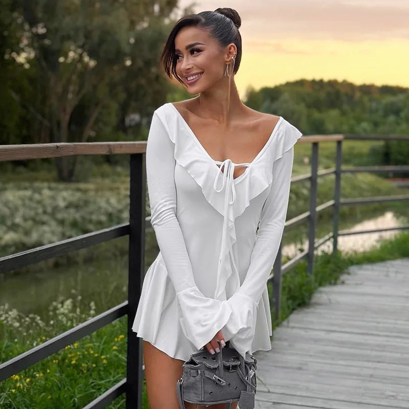 Nicole minišaty s volánky a výstřihem do V