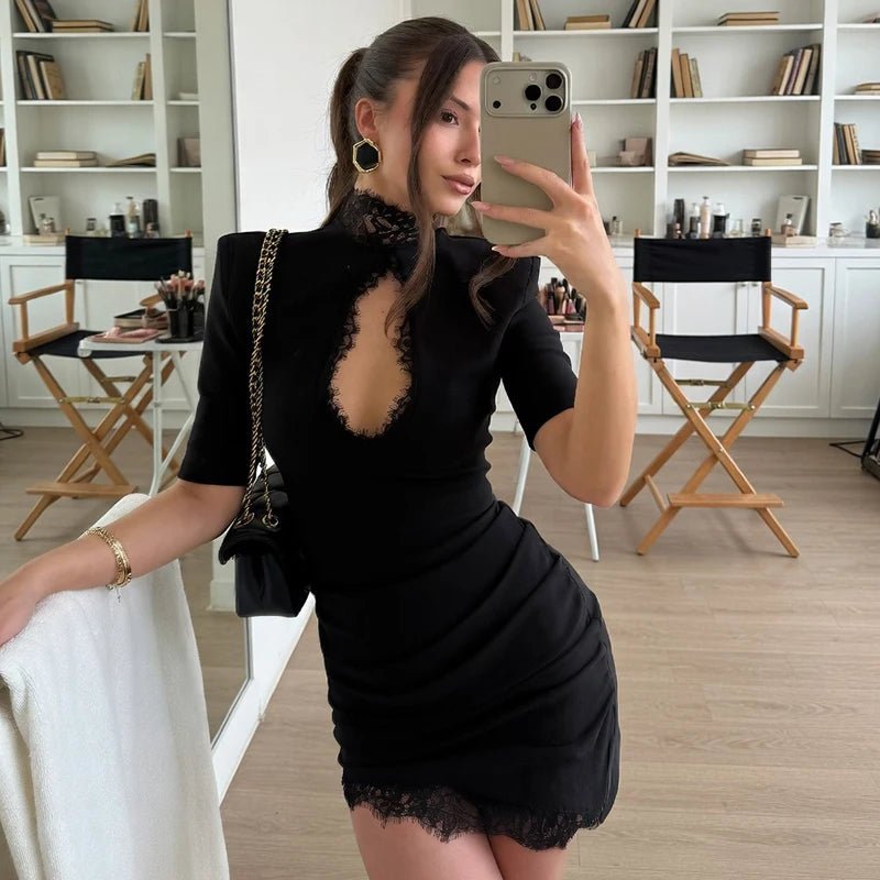 Přiléhavé krajkové mini šaty Jenny s průstřihy
