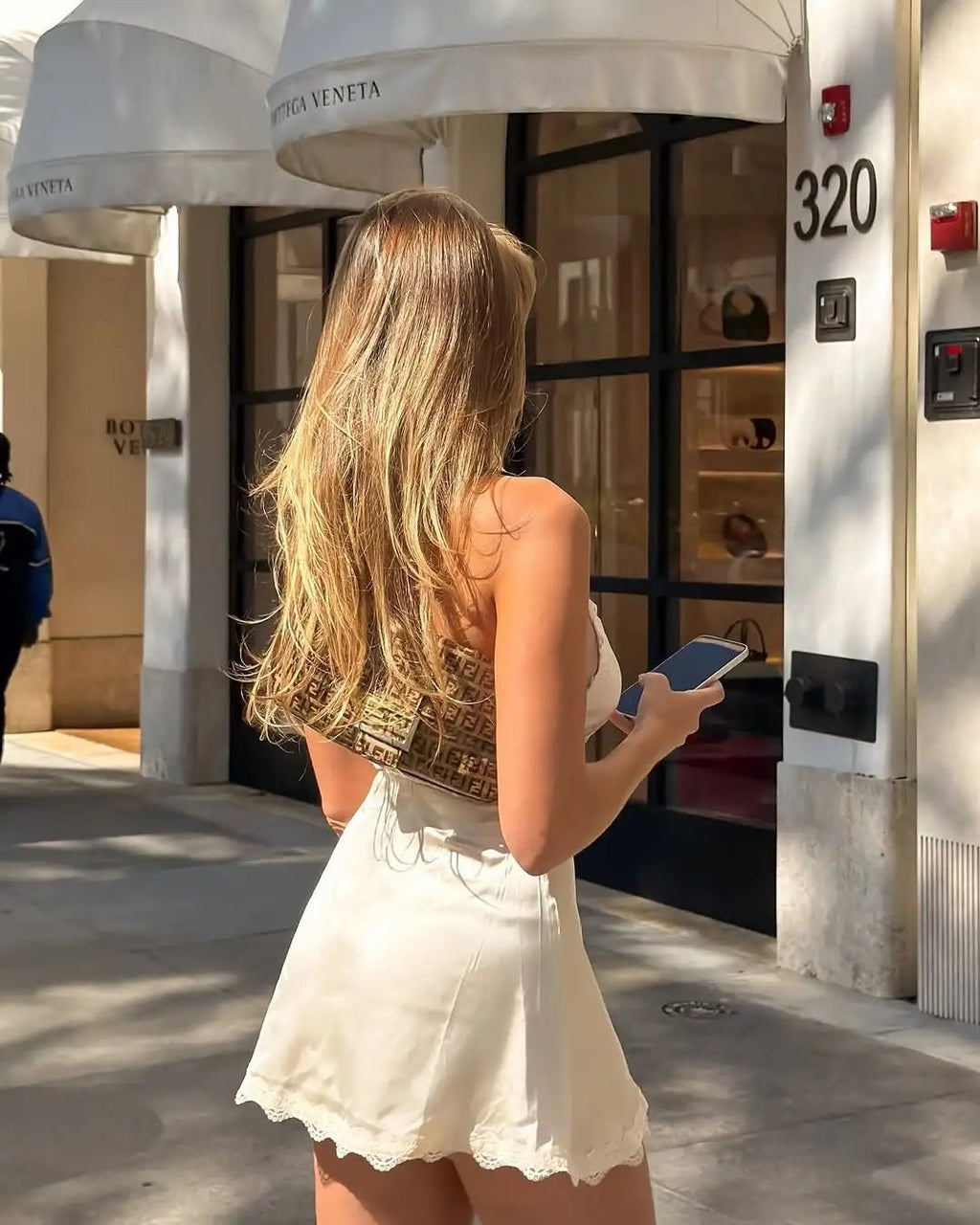 Mini šaty Layla z krajky, bodycon s límečkem kolem krku