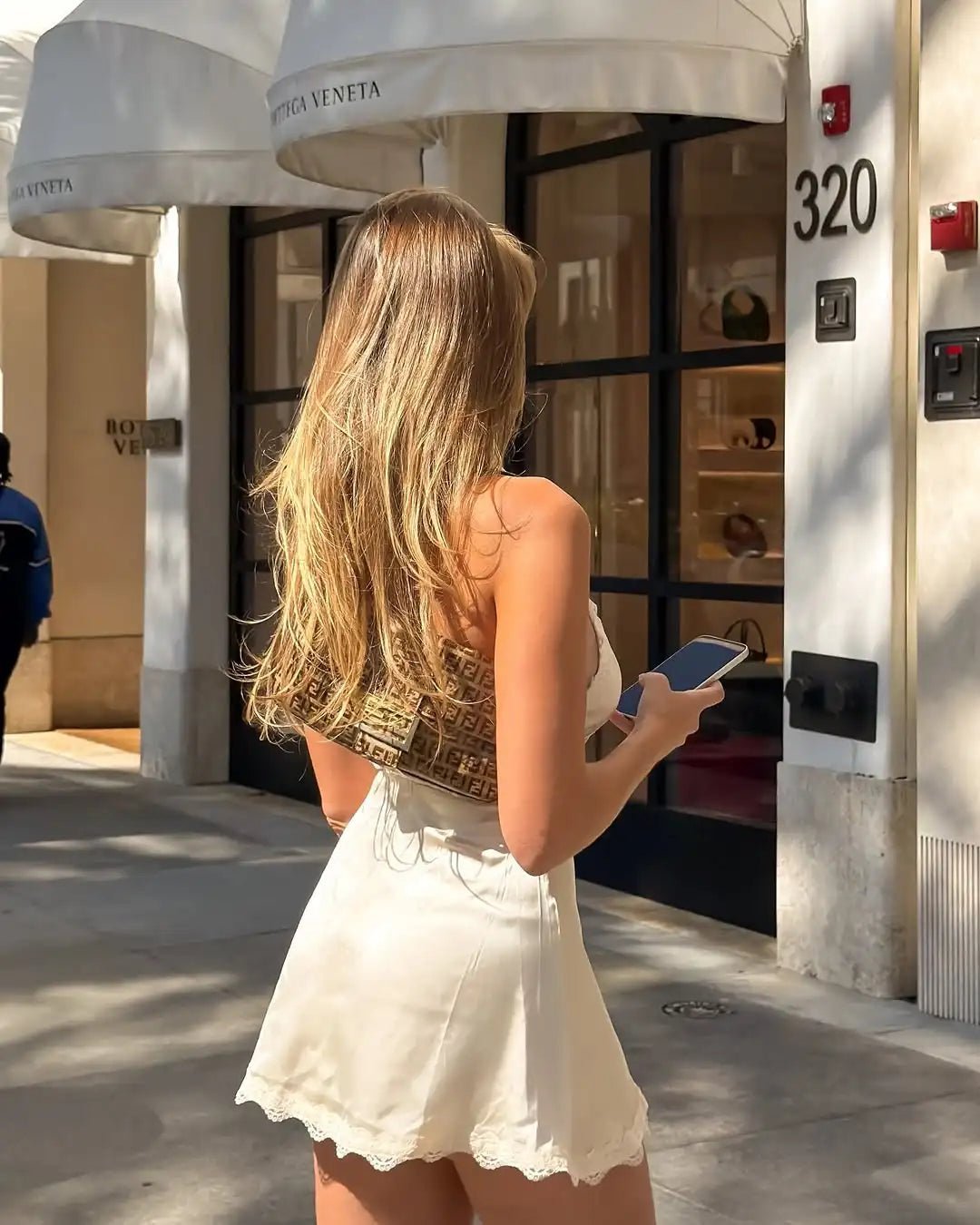 Mini šaty Layla z krajky, bodycon s límečkem kolem krku