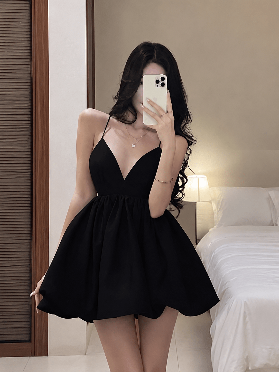 Isabella Mini šaty s výstřihem do V a vrstvením