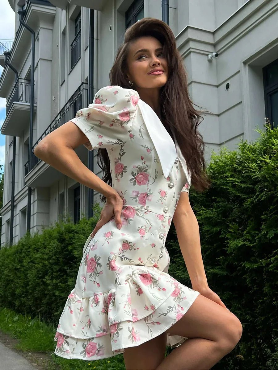 Mini šaty Andromeda s květinovým vzorem a nabíranými rukávy