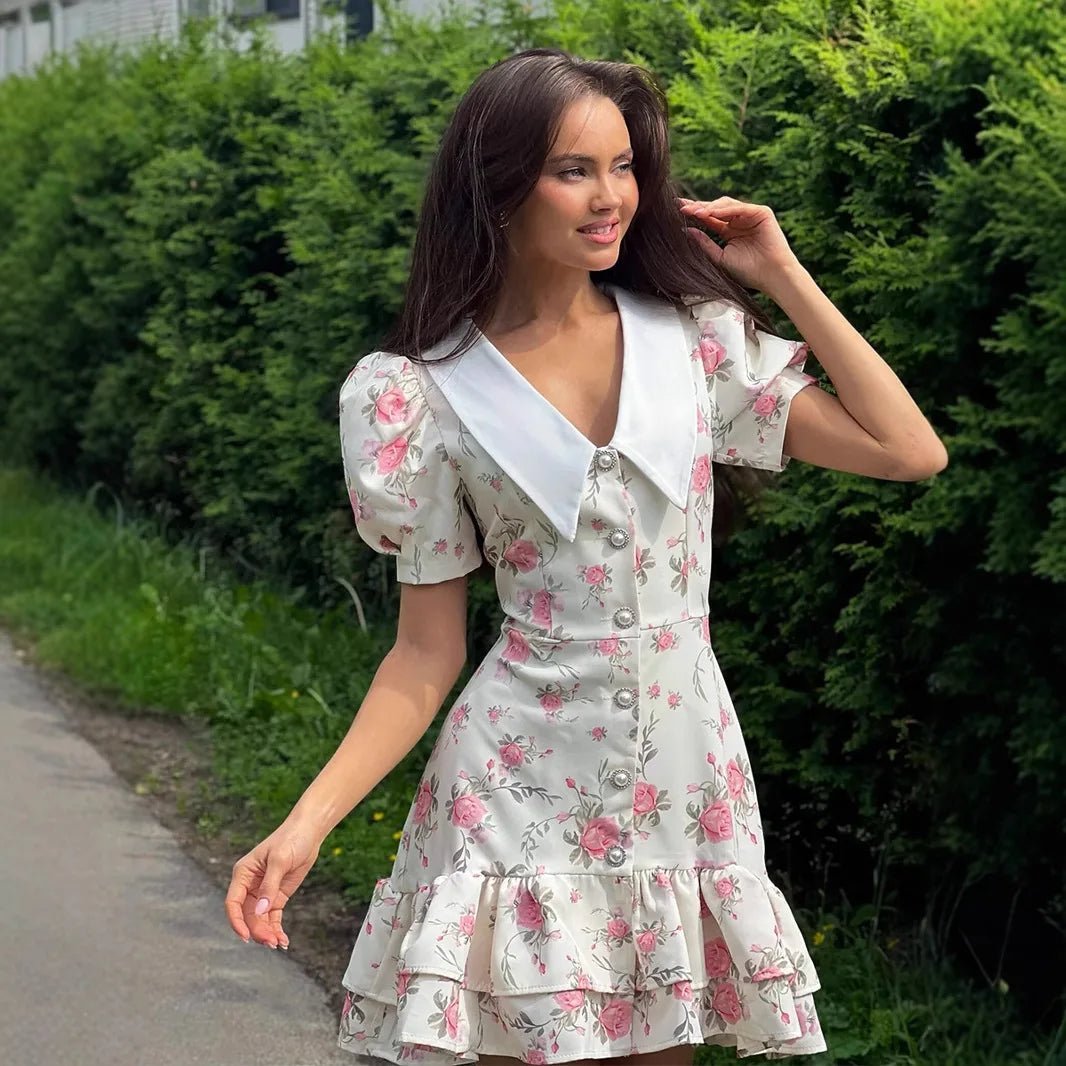 Mini šaty Andromeda s květinovým vzorem a nabíranými rukávy