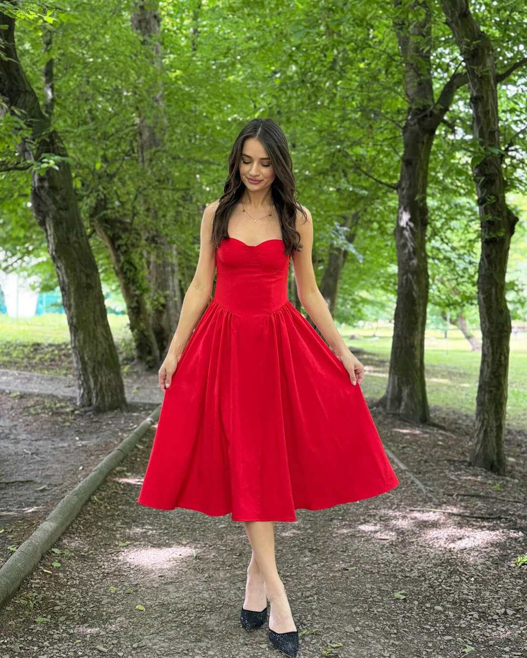 Annika midi šaty bez rukávů na ramínka