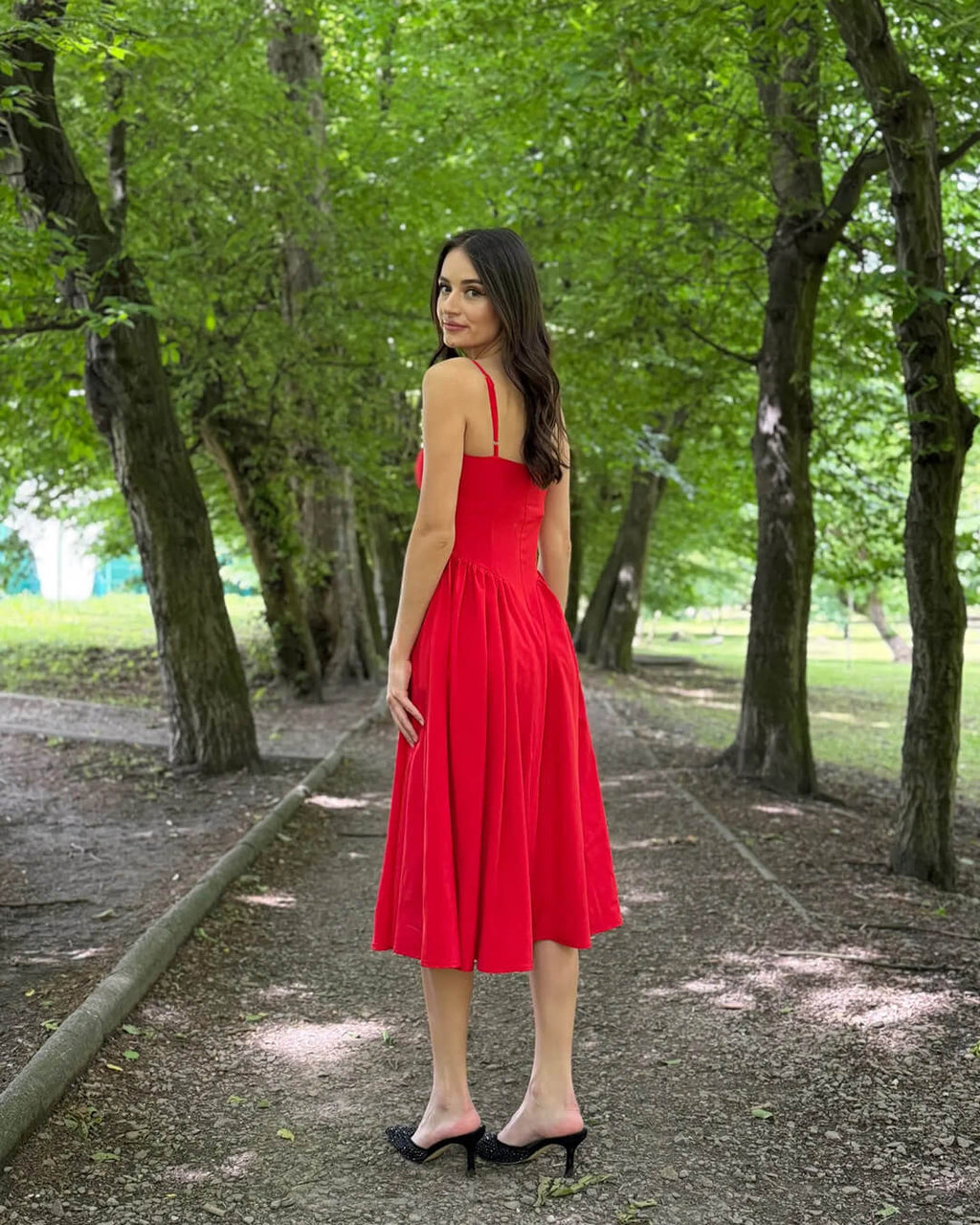 Annika midi šaty bez rukávů na ramínka