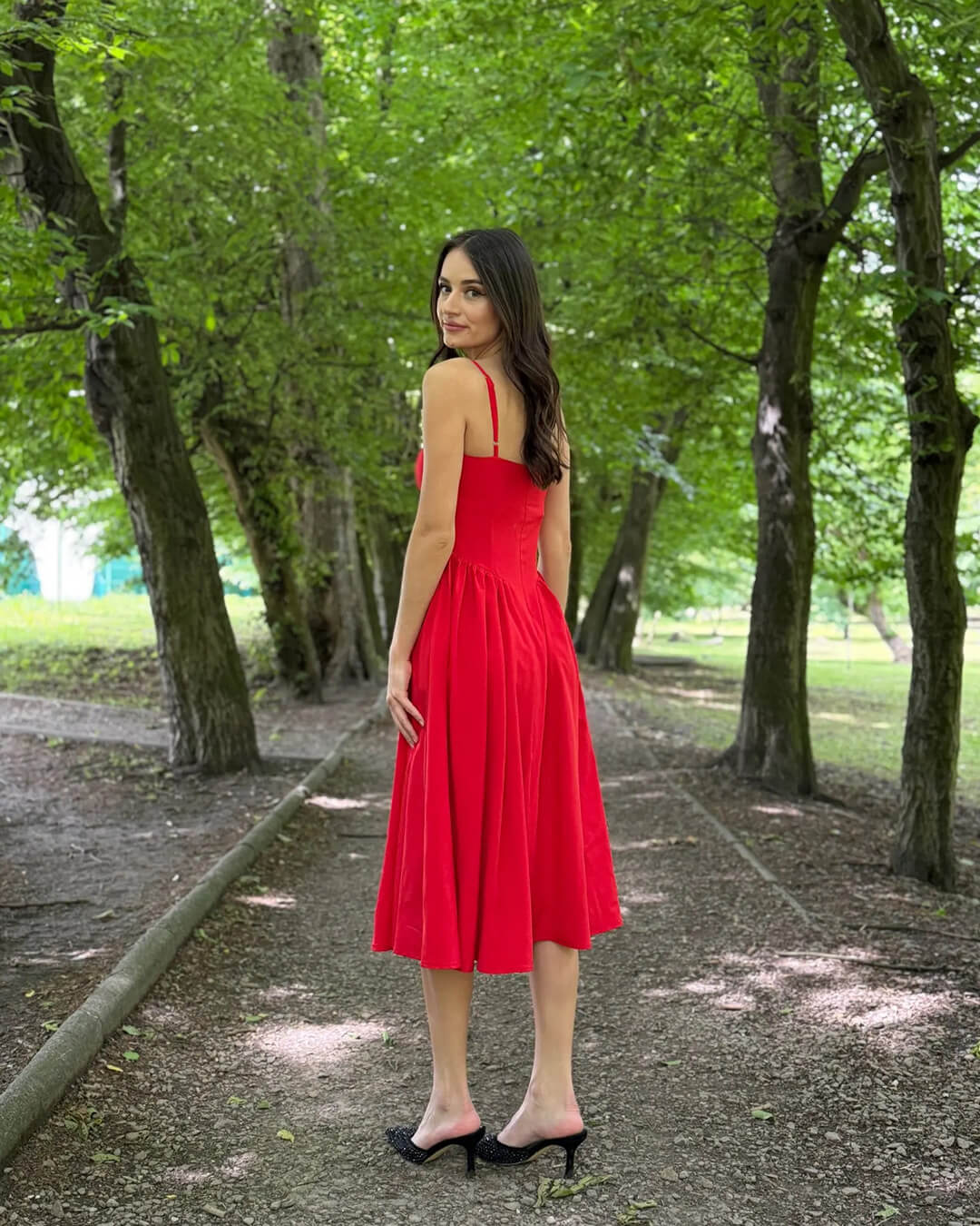 Annika midi šaty bez rukávů na ramínka