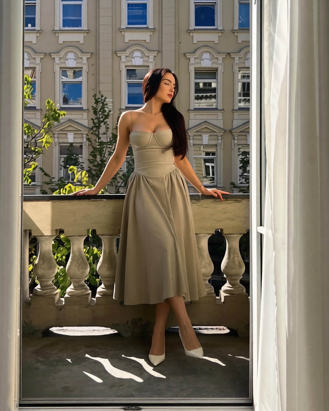 Annika midi šaty bez rukávů na ramínka