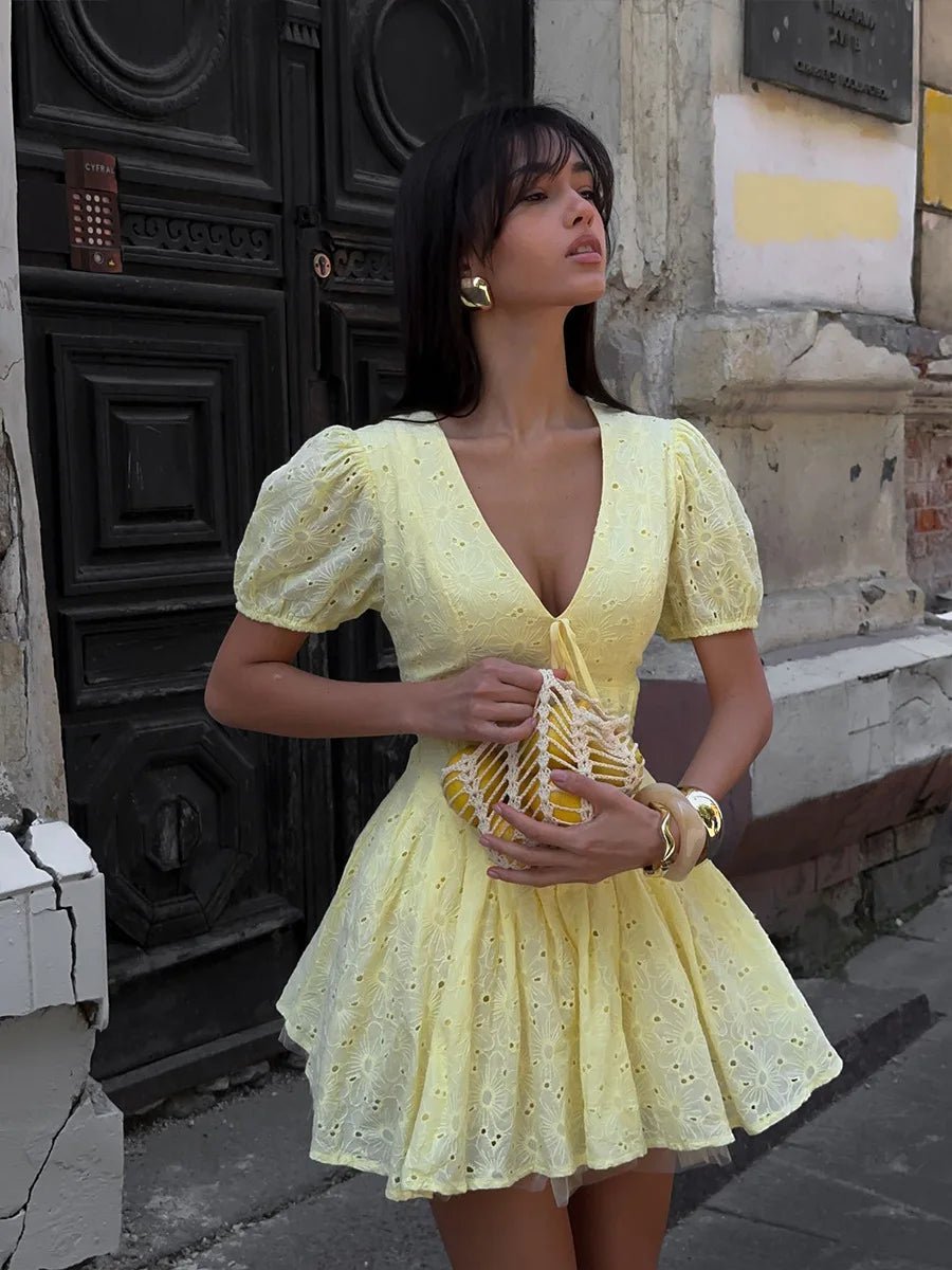Nicole minišaty s výstřihem do V a nabíranými rukávy