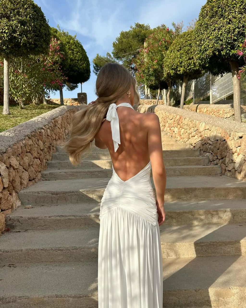 Carlyn halter maxi šaty s hlubokým výstřihem