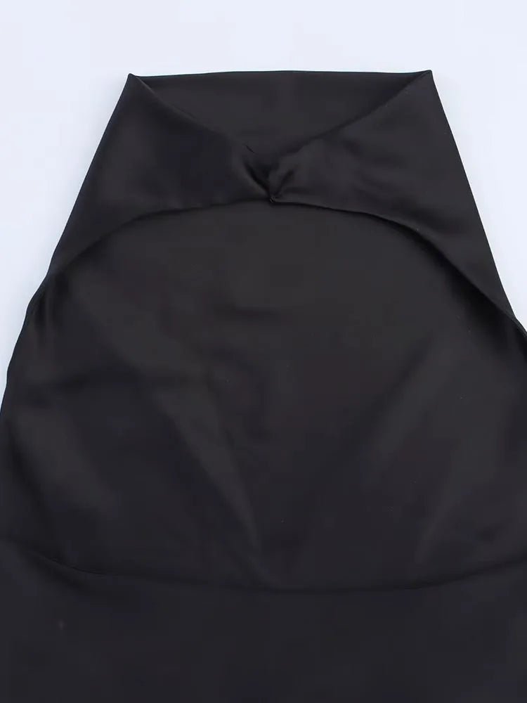 Saténové mini šaty Colleen s halter výstřihem a drapováním