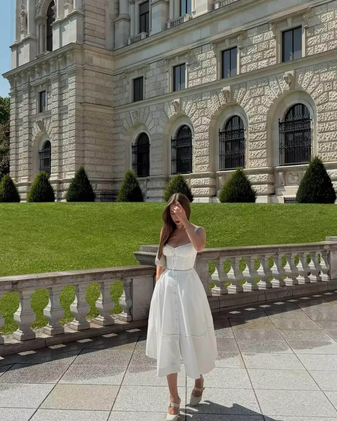 Dina midi šaty bez rukávů s výstřihem do srdce