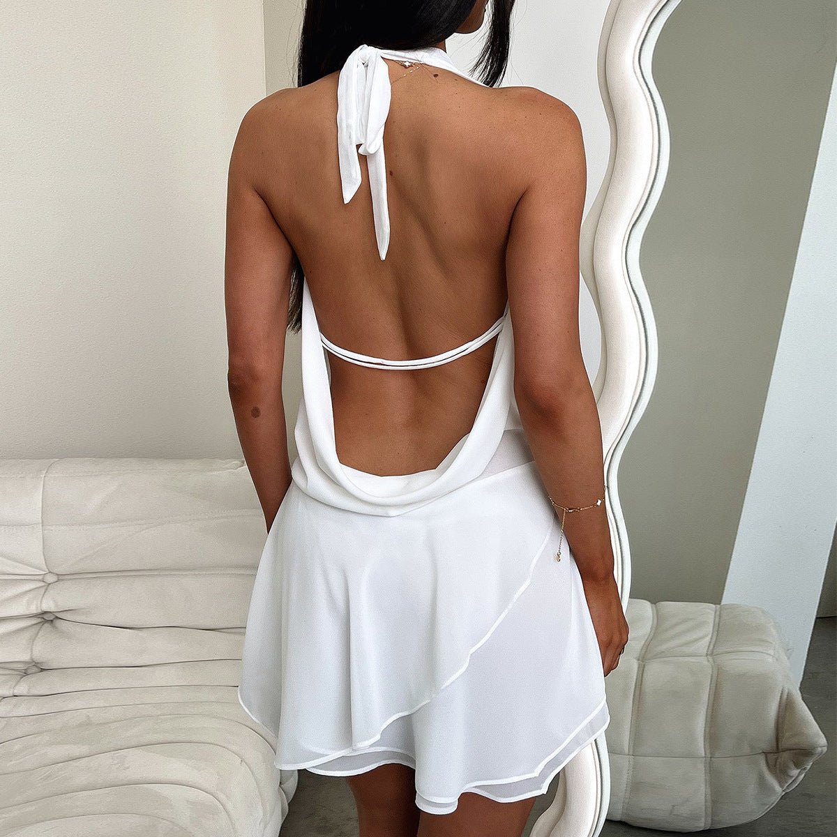 Hailey mini šaty s halter výstřihem a odhalenými zády