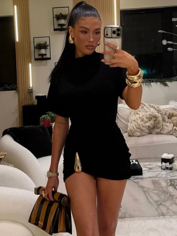 Rochelle řasené mini šaty s kovovou sponou