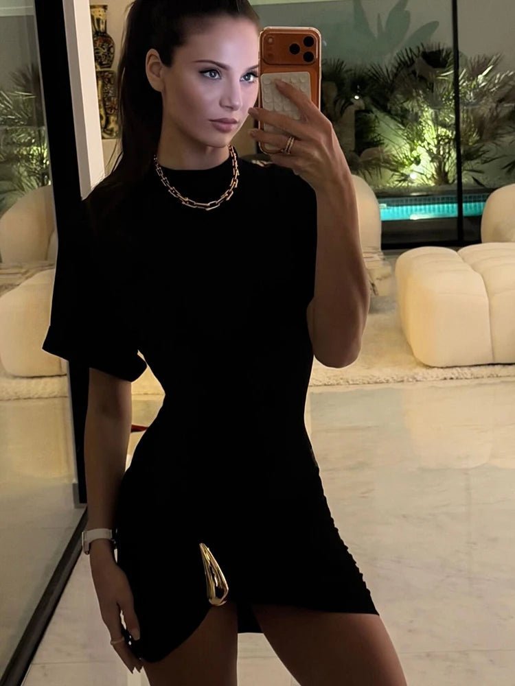 Rochelle řasené mini šaty s kovovou sponou