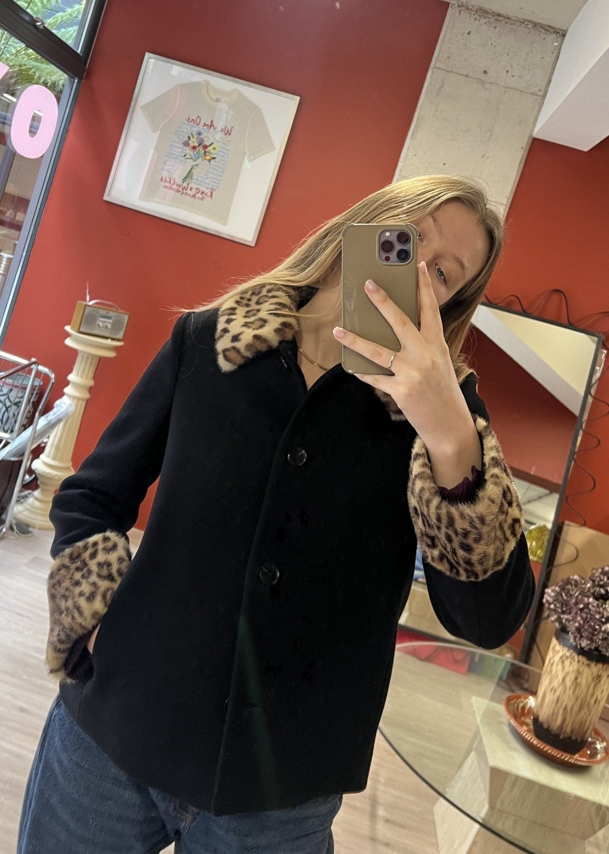 Anne leopardí bunda s falešným kožešinovým lemem a zapínáním na knoflíky