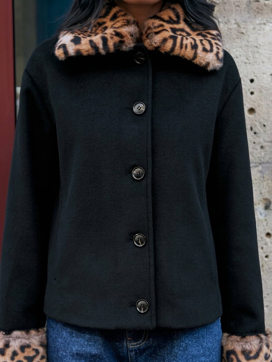 Anne leopardí bunda s falešným kožešinovým lemem a zapínáním na knoflíky