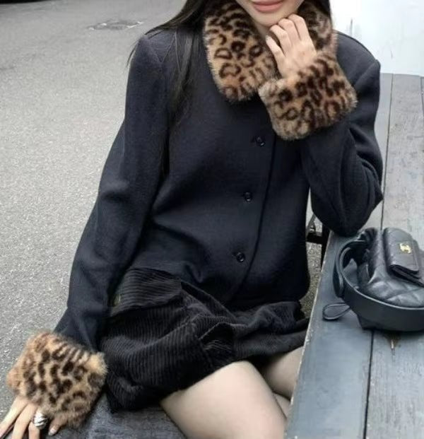 Anne leopardí bunda s falešným kožešinovým lemem a zapínáním na knoflíky