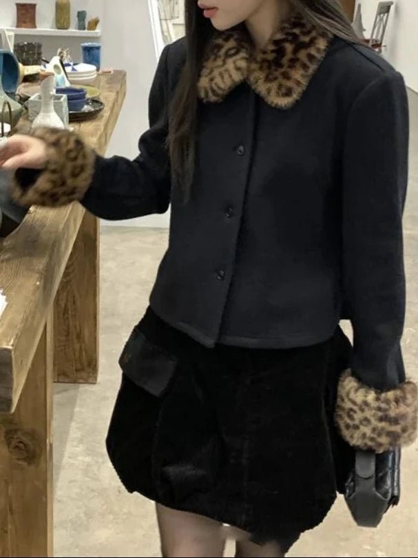 Anne leopardí bunda s falešným kožešinovým lemem a zapínáním na knoflíky